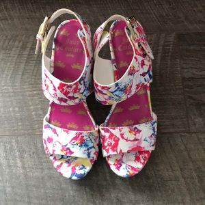 Juicy Couture floral pattern size 7M